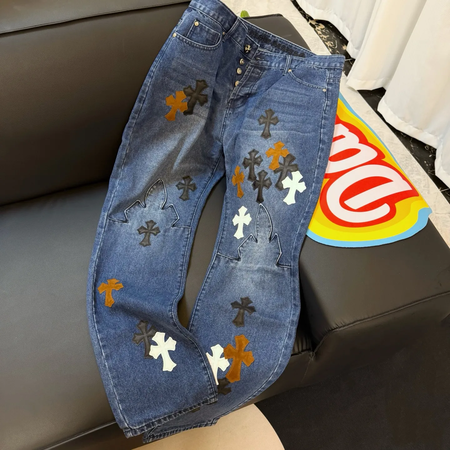 P280 Style number: D341 ChromeHearts Chrome washed blue contrasting leather patch straight pants ceiling-level jeans, a pair is hard to find at the counter‼ ️About Zangyin✅This is an extremely luxurious fashion brand that can also be called the aristocracy of the high street. It has always been an exclusive brand for some hipsters or rich second generations. The color of this model is already very eye-catching by using a unique washed material. It is decorated with pink patch cross flowers, which cleverly highlights the charm of the brand. Secondly, this model adopts a classic high-waist cut design, which highlights the long legs and fashionable temperament of the upper body. The brand is highly recognizable and the slim-fitting configuration is more suitable for daily wear. The personality will be fashionable and the specifications can be seen at a glance. Materials and technology ✅ Needless to say, this point goes without saying. As an excellent craftsman brand, Zangyin's requirements for details and craftsmanship are really perfect. The washed color of this model has gone through a lot of processes, not to mention the embellishment of the denim appliqués. It is also purely handmade and sewn. Just like what they believe in, only handmade things have soul and have the meaning of wearing. A top-notch heavy-duty fashionable denim item, recommended by both hands‼ ️ Size: 28, 30, 32, 34, 36 (S-XXL) Color: black Size reference: Pants length 100 102 104 106 106 Waist 72 76 80 84 88 Recommended weight S (about 110 pounds) M (about 140 pounds) L (about 140 pounds) XL (about 165) XXL (about 185)